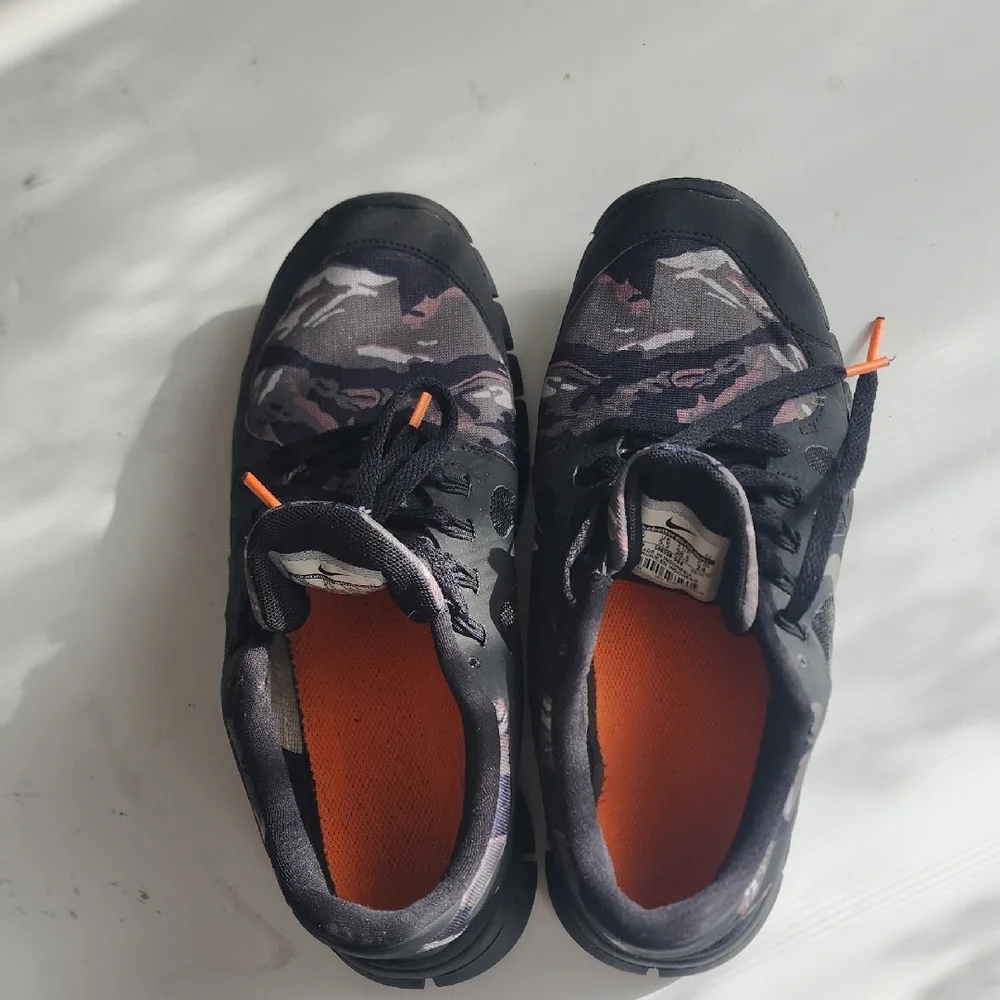 Nike Kids Sneakers Black and Orange - Picture 5 of 8